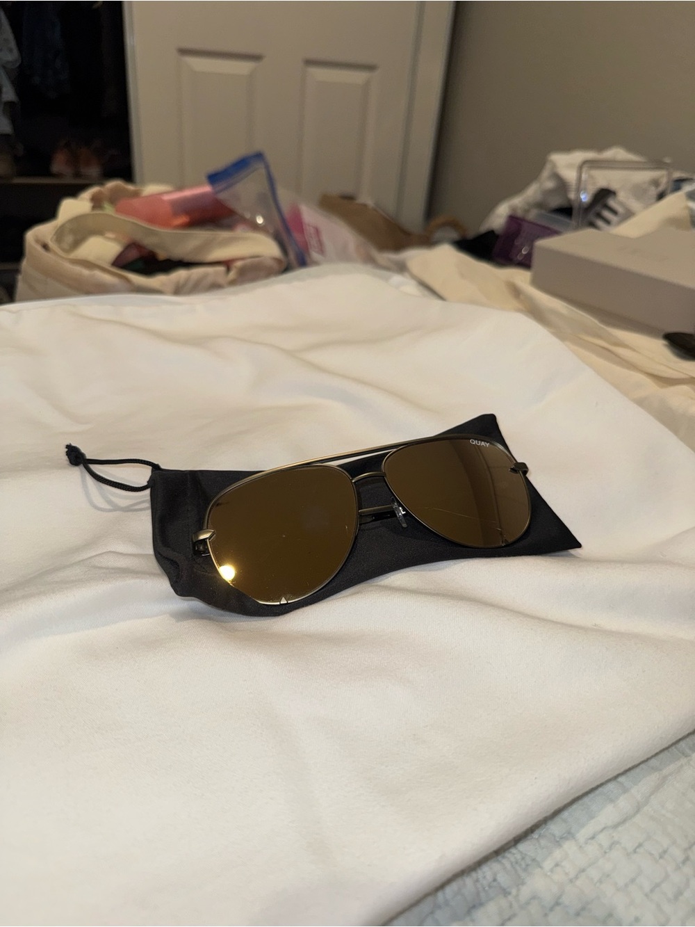 QUAY X DESI High Key army green/gold sunglasses